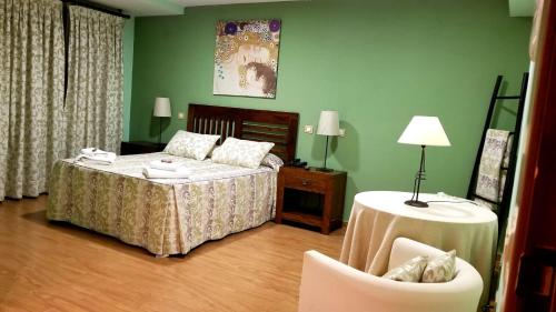 彼德拉拉韦斯posada trastamara的卧室配有1张床、1张桌子和1把椅子