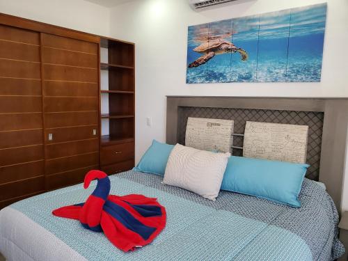 艾库玛尔Riviera Maya Luxury Oceanfront Condo的床上的红色和蓝色毛巾