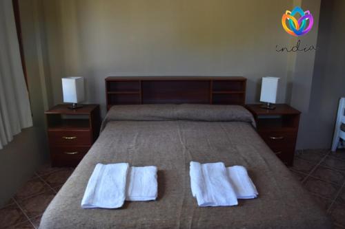 查斯科穆斯India的一间卧室配有一张床,上面有两条毛巾