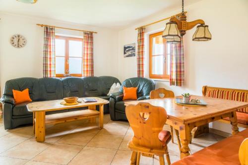 瓦格赖恩Daarhof的客厅配有沙发和桌子