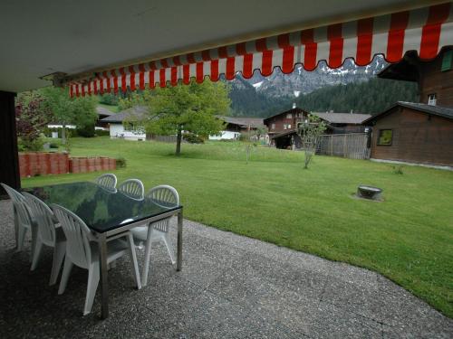 伦克apartment in Lenk in Simmental Bernese Oberland的庭院里的桌椅