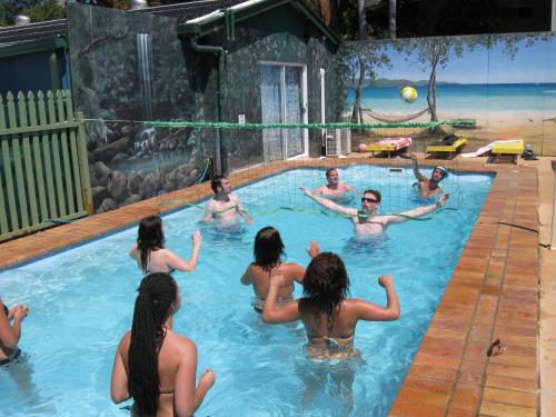 科夫斯港奥斯特尔背包客旅舍的一群人在游泳池里
