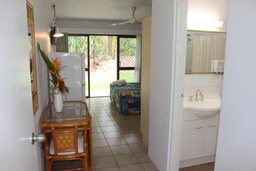 耐莉湾曼德勒阿马鲁度假村的厨房配有水槽和冰箱