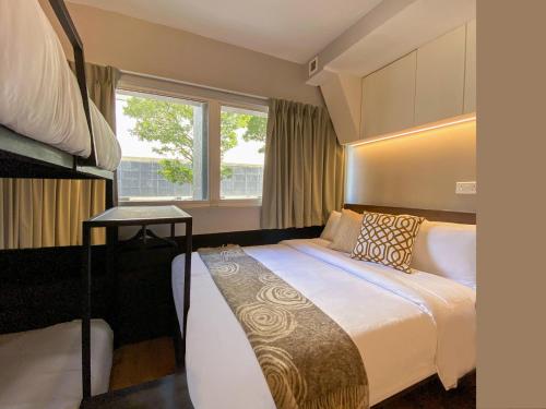新加坡ST Signature Bugis Beach, DAYUSE, 5 Hours, 4PM-9PM的酒店客房设有床和窗户。