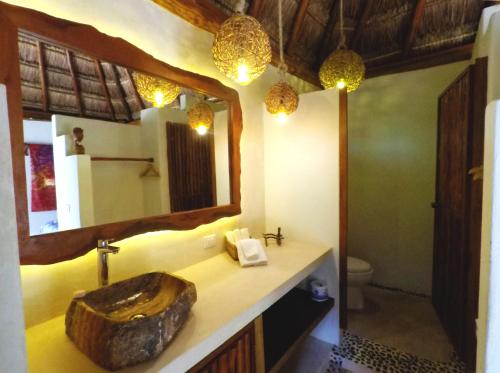 图卢姆Tulum Nueve的一间带木制水槽和镜子的浴室