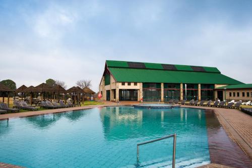 伯格维尔ATKV Drakensville的大楼前的大型游泳池