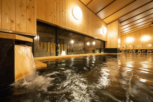 高山Hida Takayama Onsen Hida Hotel Plaza的一座带喷泉的游泳池