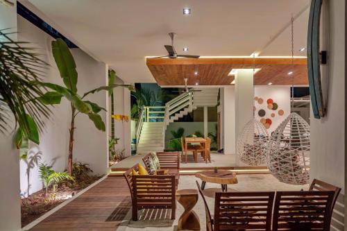 乌库拉斯Shaviyani Retreat的庭院设有桌椅和楼梯。