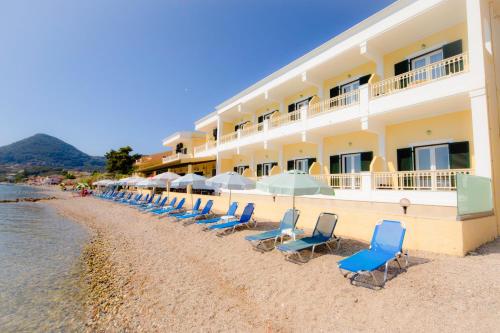 梅松吉Hotel Rossis的酒店前海滩上的一排椅子
