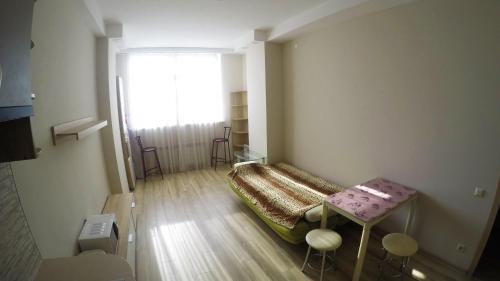 敖德萨Просторная квартира в Одессе的小房间设有一张床和一张桌子