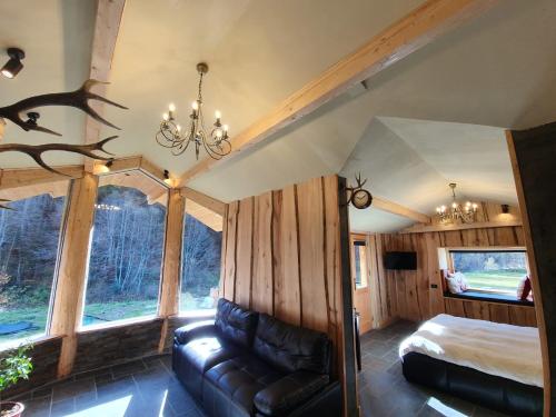 阿祖加Alpin Lodge的一间卧室配有沙发、一张床和窗户