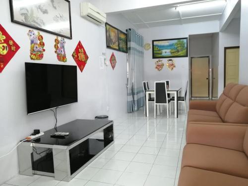 大港YITOM Homestay易通民宿的客厅设有壁挂式平面电视。