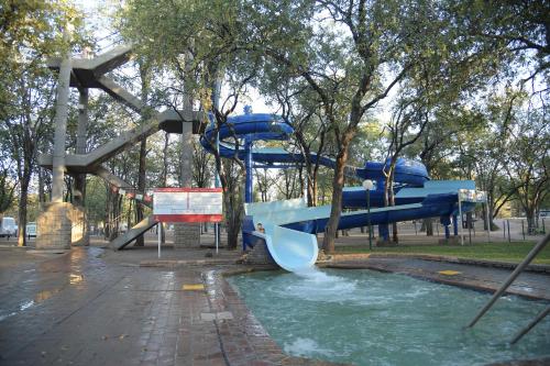 LetsiteleATKV Eiland Spa的公园里的一个蓝色滑梯,有池水