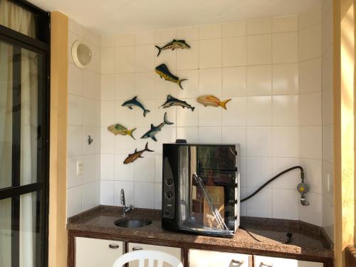 圣劳伦斯海滨Riviera Green的厨房设有墙上的鸟儿柜台