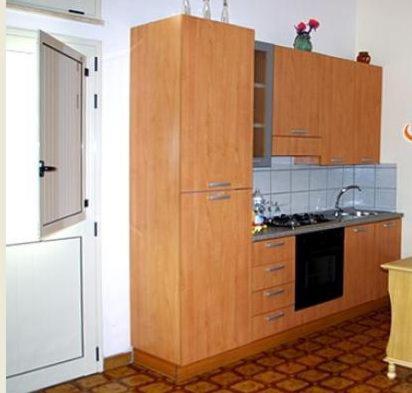 阿夸里卡德尔卡波B&B Sudest的一个带木制橱柜和水槽的厨房