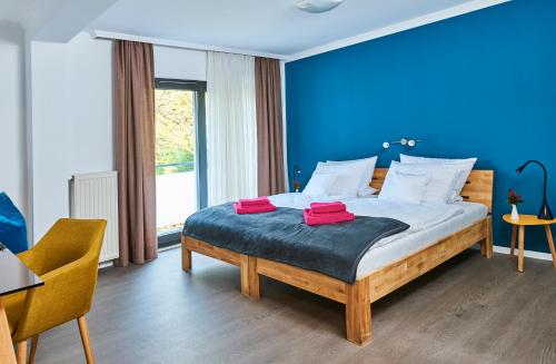 维利希SCHLAFGUT! HOTEL-WILL.ICH Garni的一间卧室设有一张蓝色墙壁的大床