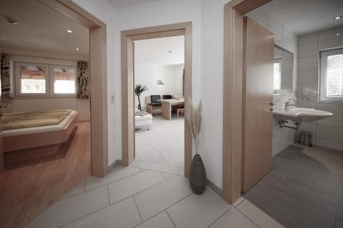 索尔登阿帕德珠峰酒店的带浴缸、盥洗盆和卫生间的浴室