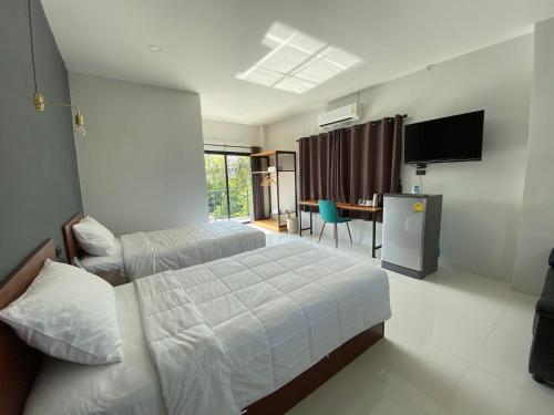 素叻DD Modern House的酒店客房设有两张床和电视。