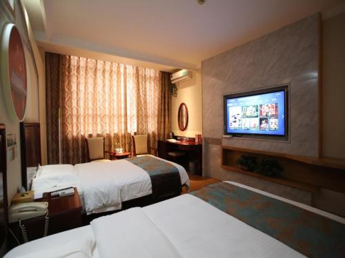 无锡格林豪泰江苏省无锡市羊尖镇锡沪路快捷酒店的酒店客房设有两张床和一台平面电视。