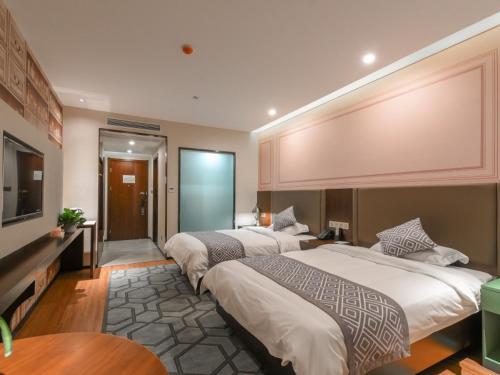 合肥格美合肥阜阳北路北城酒店的酒店客房设有两张床和电视。