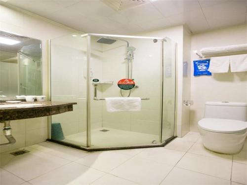 合肥格林豪泰安徽省合肥市高铁南站繁华大道海恒快捷酒店的带淋浴、卫生间和盥洗盆的浴室
