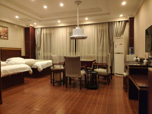 奉贤格林豪泰上海市奉贤区西渡商务酒店的一间卧室配有两张床和一张桌子及椅子