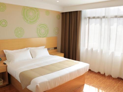 黄石格林豪泰黄石市花湖开发区大泉路商务酒店的一间卧室设有一张大床和一个窗户。