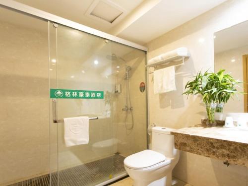 格林豪泰河南省驻马店市新蔡县月亮湾公园商务酒店的一间浴室