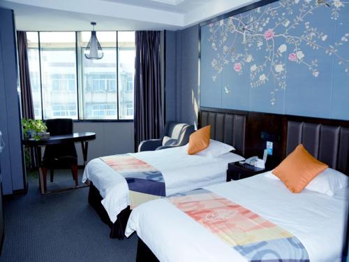 安庆贝壳安庆市迎江区人民路步行街酒店的酒店客房配有两张床和一张书桌