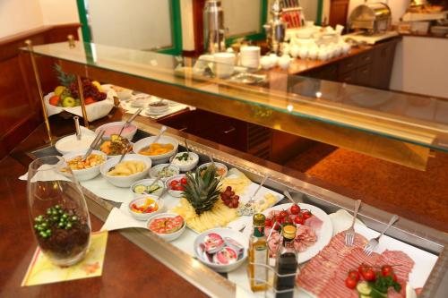 莱奥本康格拉斯酒店的包含多种不同食物的自助餐