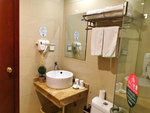 格林豪泰上海车墩影视乐园快捷酒店的一间浴室