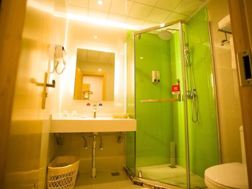 邯郸格林豪泰邯郸永年县河北铺快捷酒店捷酒店的绿色浴室设有水槽和淋浴