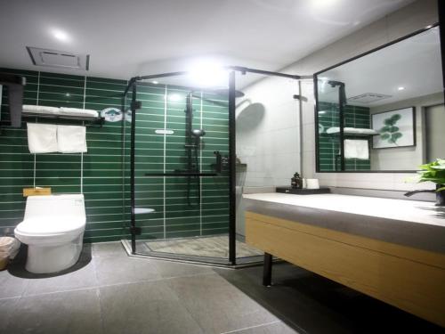 阜阳格林豪泰阜阳市会展中心商务酒店的带浴缸、卫生间和淋浴的浴室。