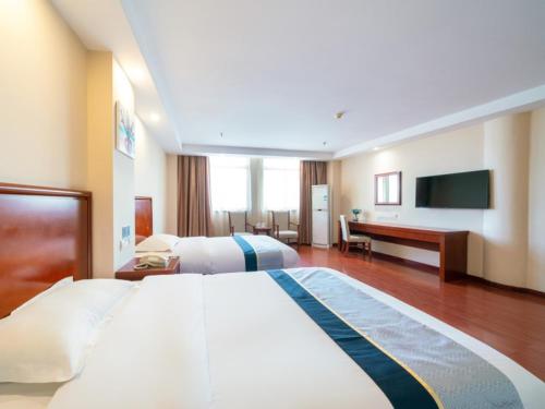 苏州格林豪泰江苏省苏州市盛泽镇汽车站商务酒店的酒店客房设有一张大床和一台电视。