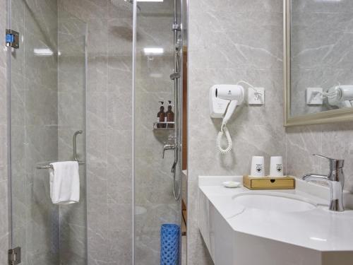 南京格林豪泰南京秦淮区新街口地铁站快捷酒店的带淋浴、水槽和玻璃淋浴间的浴室