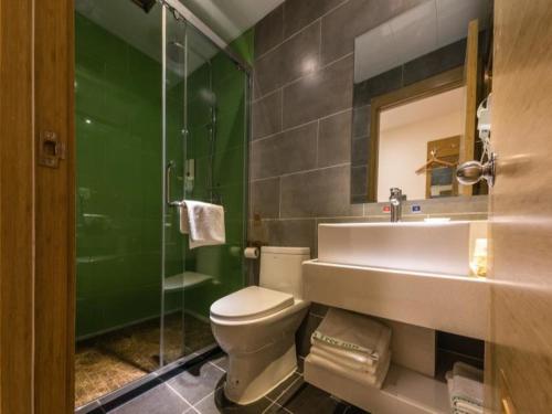 格林豪泰西安火车站机场巴士五路口地铁站商务酒店的一间浴室