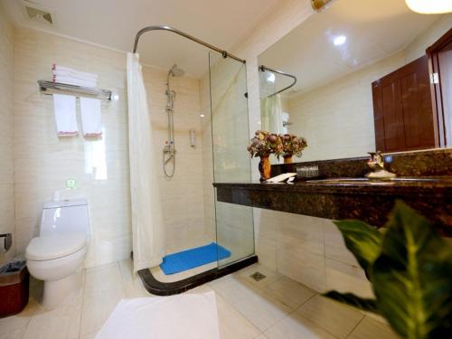 烟台贝壳烟台山公园酒店的带淋浴、卫生间和盥洗盆的浴室