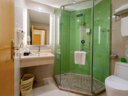 格林豪泰中山西区商务酒店的一间浴室