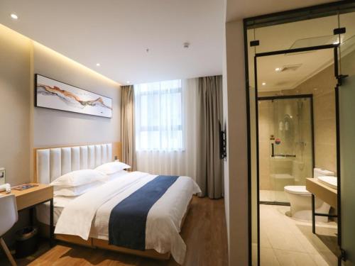新郑贝壳郑州国际机场华夏大道酒店的一间酒店客房 - 带一张床和一间浴室