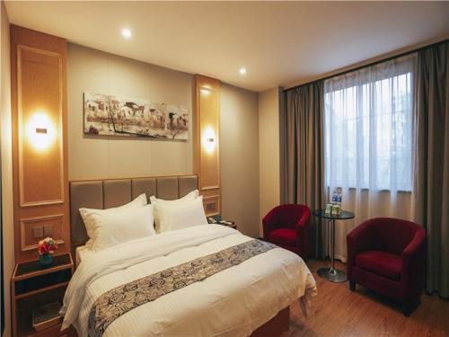 宝山区格盟上海宝山区水产西路酒店的一间设有大床和窗户的酒店客房