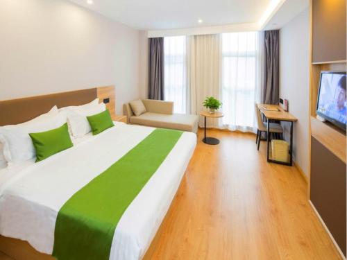 天津格林豪泰天津西青开发区人人乐广场智选酒店的酒店客房设有一张大床和一台电视。