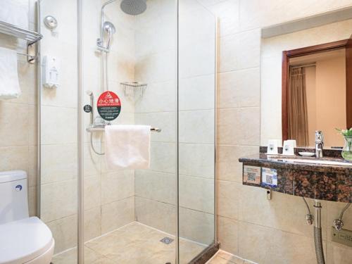 六安格林豪泰安徽省六安市磨子潭路义乌小商品市场商务酒店的带淋浴、卫生间和盥洗盆的浴室