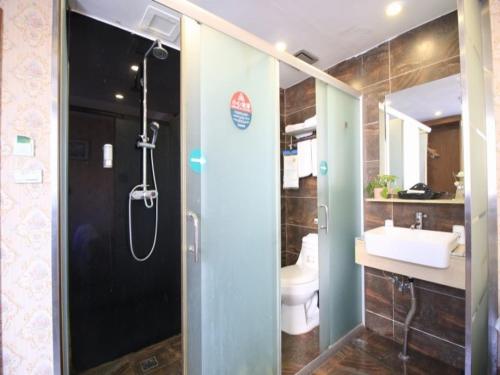 温州格林豪泰温州鹿城区小南门快捷酒店的带淋浴和盥洗盆的浴室