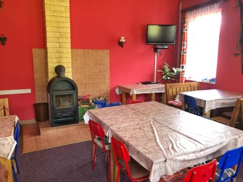 扬斯凯拉兹涅chata Švýcarský dvůr的红色的房间,设有桌子和壁炉