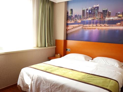 日照贝壳日照东港区长途汽车总站酒店的一间卧室配有一张壁画大床