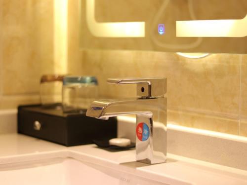 日照贝壳日照东港区长途汽车总站酒店的浴室内带水龙头的浴室水槽