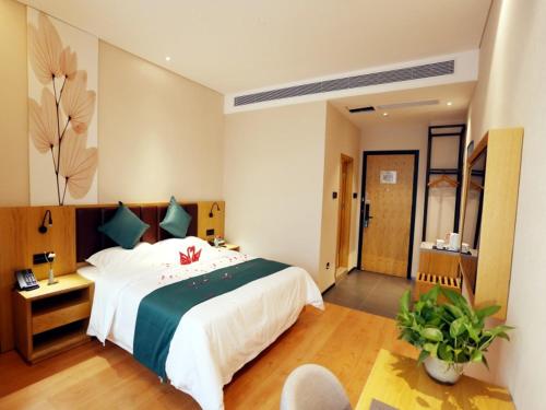 郑州GreenTree Inn Zhengzhou Airport的一间卧室,卧室内配有一张大床