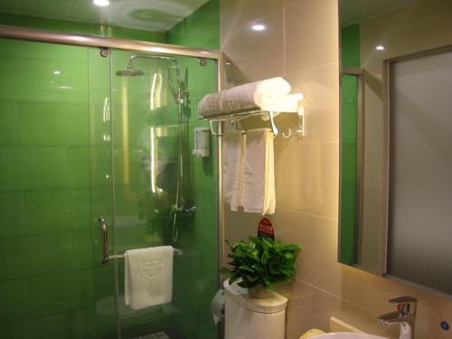 格林豪泰山东省济南市高新区工业南路奥体中路快捷酒店的一间浴室