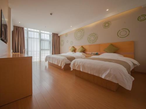 苏州格林豪泰江苏省苏州市工业园区星龙街快捷酒店的酒店客房设有两张床和大窗户。