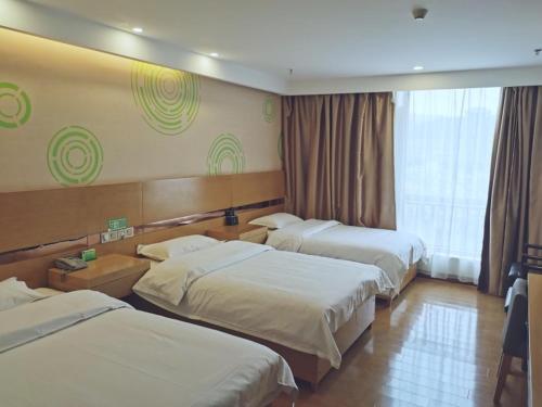 格林豪泰青海省西宁市建国路火车站新千快捷酒店客房内的一张或多张床位